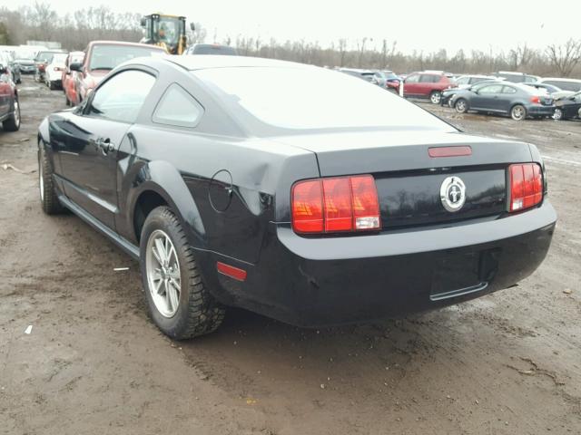 1ZVFT80NX55155691 - 2005 FORD MUSTANG BLACK photo 3