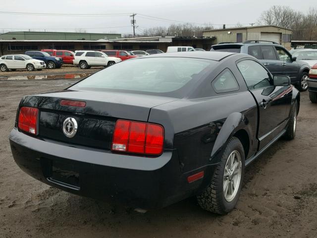 1ZVFT80NX55155691 - 2005 FORD MUSTANG BLACK photo 4