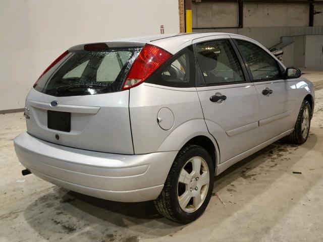 1FAHP37N17W184461 - 2007 FORD FOCUS ZX5 SILVER photo 4