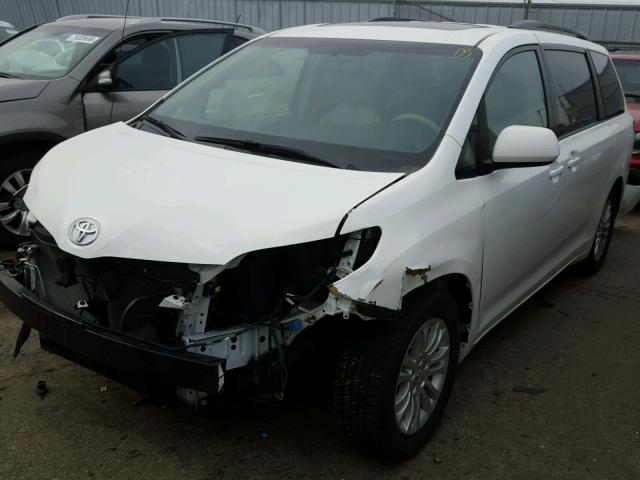 5TDYK3DC4ES510469 - 2014 TOYOTA SIENNA XLE WHITE photo 2