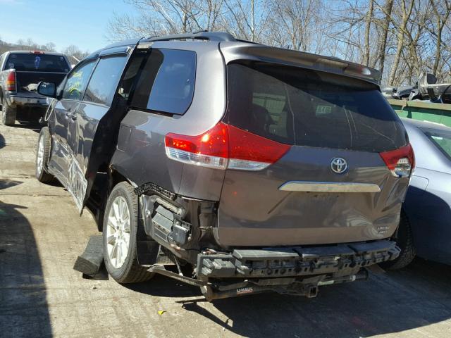 5TDDK3DC4DS068077 - 2013 TOYOTA SIENNA XLE GRAY photo 3