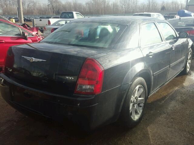 2C3LA43R36H526403 - 2006 CHRYSLER 300 BLACK photo 4