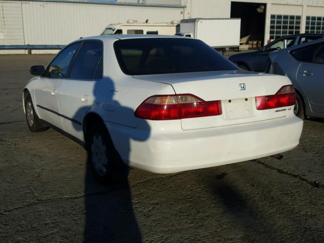 1HGCG5649WA168935 - 1998 HONDA ACCORD LX WHITE photo 3