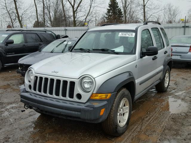 1J8GL48K86W195749 - 2006 JEEP LIBERTY SP SILVER photo 2