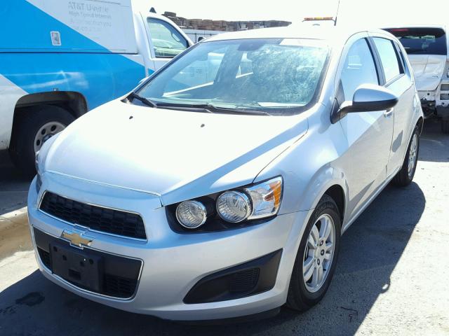 1G1JA6SH0C4113489 - 2012 CHEVROLET SONIC LS 银色 照片 2