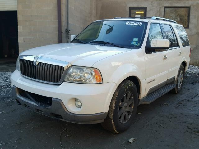 5LMFU28R63LJ50686 - 2003 LINCOLN NAVIGATOR WHITE photo 2