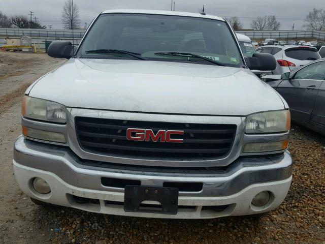 1GTGC13U95F815795 - 2005 GMC SIERRA C15 WHITE photo 9