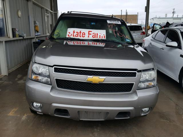 1GNFC26019R235415 - 2009 CHEVROLET SUBURBAN C GRAY photo 9