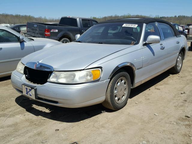 1LNHM82W6YY769019 - 2000 LINCOLN TOWN CAR S SILVER photo 2