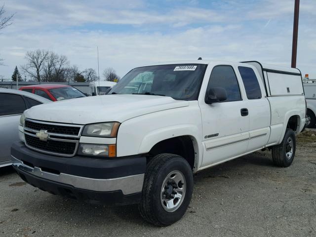 1GCHK29G56E206063 - 2006 CHEVROLET SILVERADO WHITE photo 2