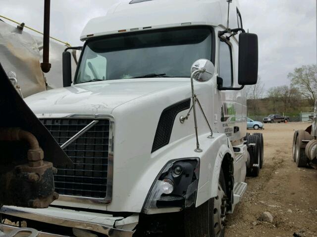 4V4NC9THX9N265547 - 2009 VOLVO VN VNL WHITE photo 2