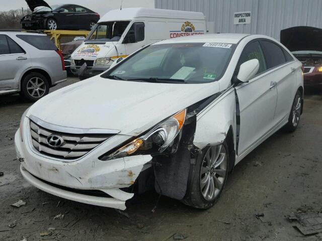 5NPEC4AC0DH517756 - 2013 HYUNDAI SONATA SE WHITE photo 2