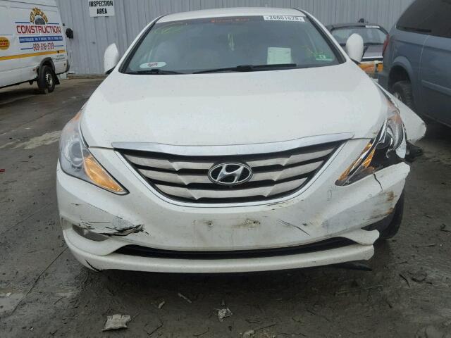 5NPEC4AC0DH517756 - 2013 HYUNDAI SONATA SE WHITE photo 9