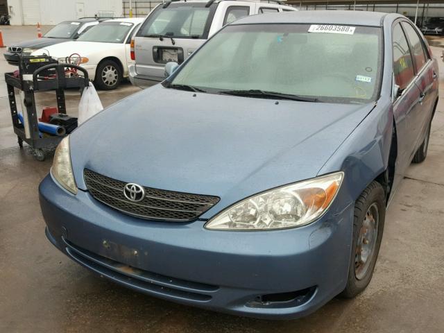 JTDBE32K240275854 - 2004 TOYOTA CAMRY LE BLUE photo 2