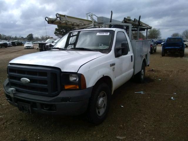 1FDSF30506EC26020 - 2006 FORD F350 SRW S WHITE photo 2