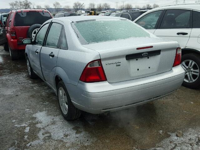 1FAHP34N77W134393 - 2007 FORD FOCUS ZX4 SILVER photo 3