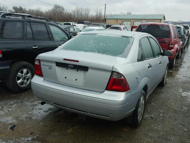 1FAHP34N77W134393 - 2007 FORD FOCUS ZX4 SILVER photo 4