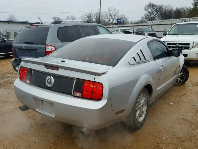 1ZVFT80N875321631 - 2007 FORD MUSTANG SILVER photo 4