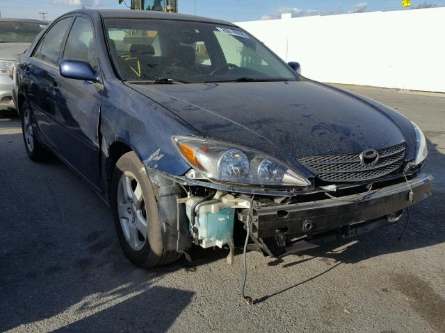 JTDBE32K520017129 - 2002 TOYOTA CAMRY LE BLUE photo 1