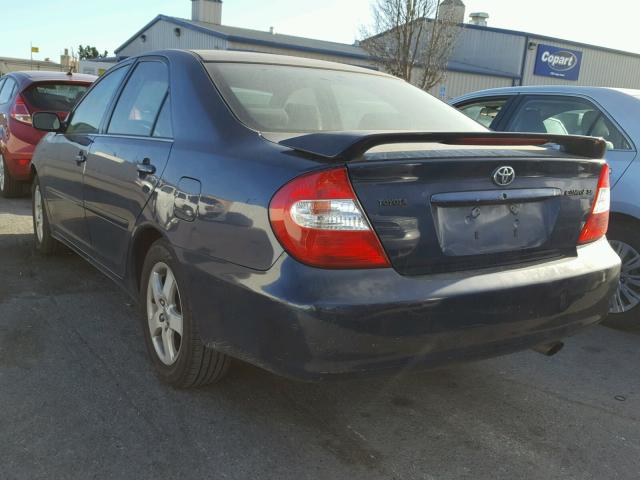 JTDBE32K520017129 - 2002 TOYOTA CAMRY LE BLUE photo 3