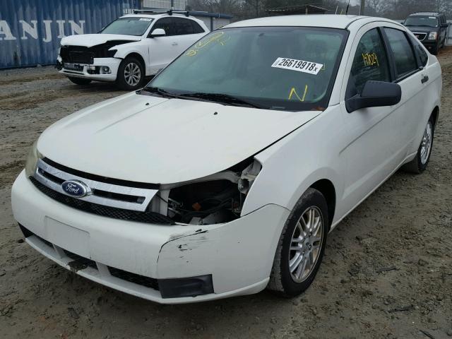 1FAHP35N99W153819 - 2009 FORD FOCUS SE WHITE photo 2