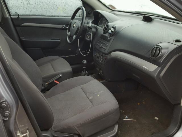 KL1TD56E39B386309 - 2009 CHEVROLET AVEO LS GRAY photo 5