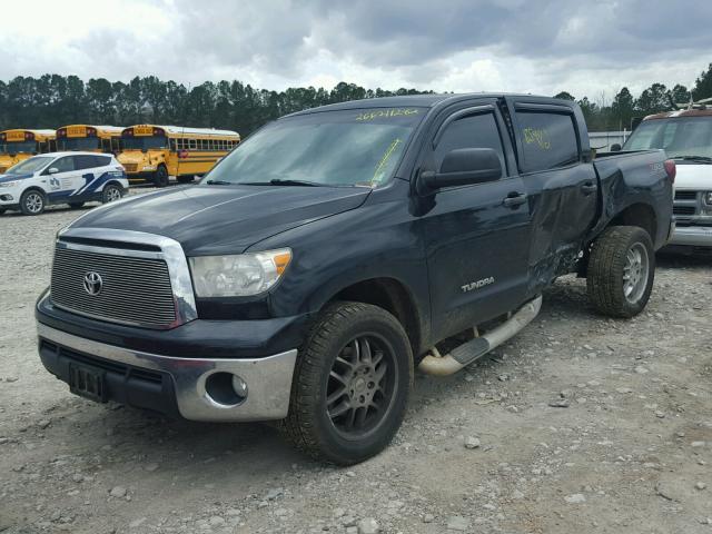 5TFEM5F10BX020654 - 2011 TOYOTA TUNDRA CRE BLACK photo 2