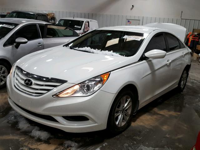 5NPEB4AC7CH343041 - 2012 HYUNDAI SONATA GLS WHITE photo 2