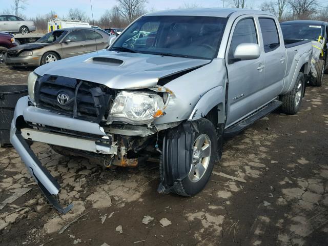 5TEMU52N45Z009352 - 2005 TOYOTA TACOMA DOU SILVER photo 2