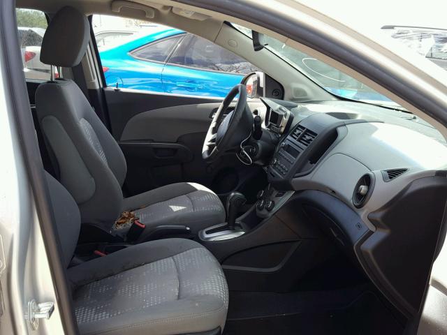1G1JA5SHXD4125693 - 2013 CHEVROLET SONIC LS 银色 照片 5