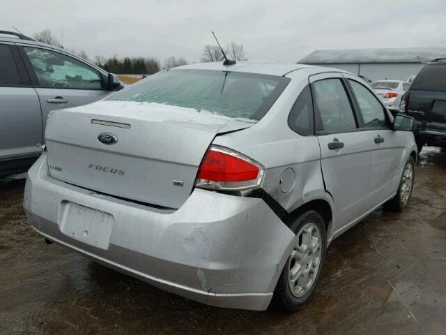 1FAHP3FN0BW137268 - 2011 FORD FOCUS SE SILVER photo 4