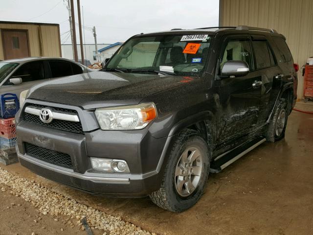 JTEZU5JR3A5007496 - 2010 TOYOTA 4RUNNER SR GRAY photo 2