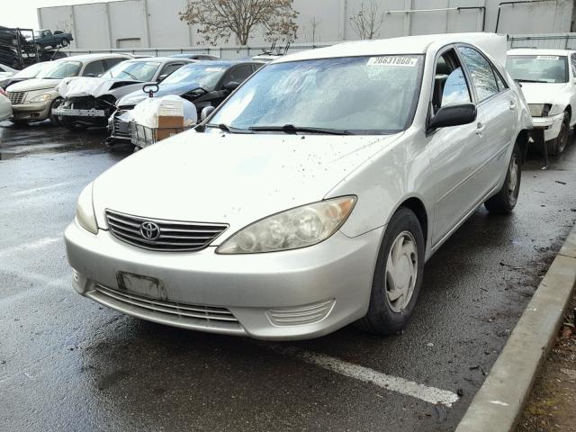 JTDBE32K563061491 - 2006 TOYOTA CAMRY LE SILVER photo 2