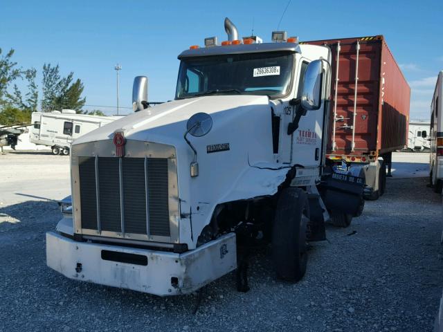 1XKDD49X5AJ271729 - 2010 KENWORTH CONSTRUCTI WHITE photo 2