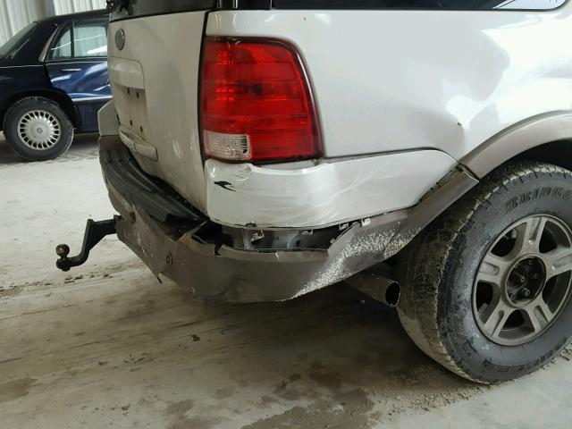 1FMEU17W24LA74336 - 2004 FORD EXPEDITION WHITE photo 9