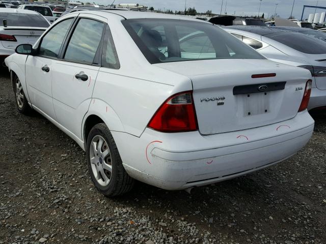 1FAFP34N75W261990 - 2005 FORD FOCUS ZX4 WHITE photo 3