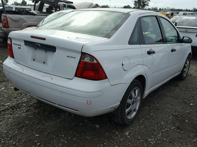 1FAFP34N75W261990 - 2005 FORD FOCUS ZX4 WHITE photo 4