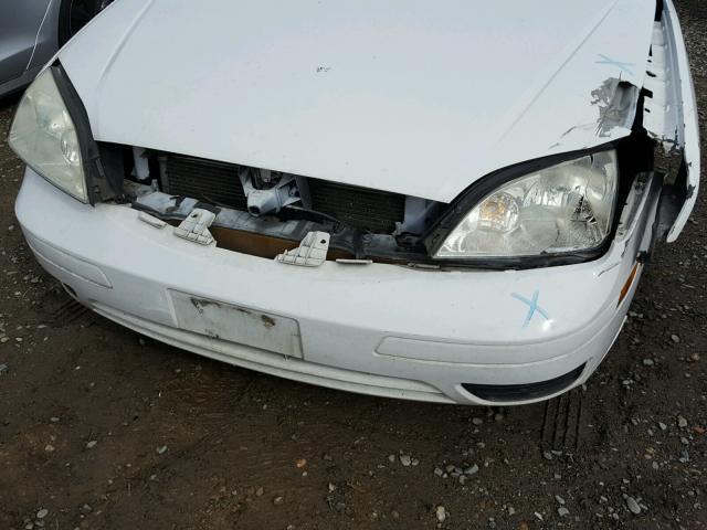 1FAFP34N75W261990 - 2005 FORD FOCUS ZX4 WHITE photo 9