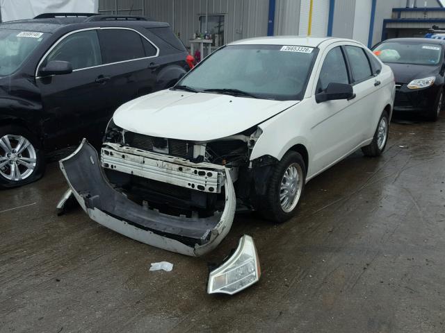 1FAHP35N49W209732 - 2009 FORD FOCUS SE WHITE photo 2