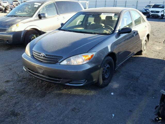 JTDBE32K320081511 - 2002 TOYOTA CAMRY LE GRAY photo 2