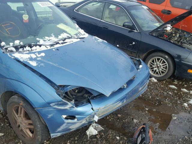 1FAFP36P5YW111623 - 2000 FORD FOCUS SE BLUE photo 9