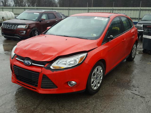 1FAHP3K2XCL230586 - 2012 FORD FOCUS SE RED photo 2