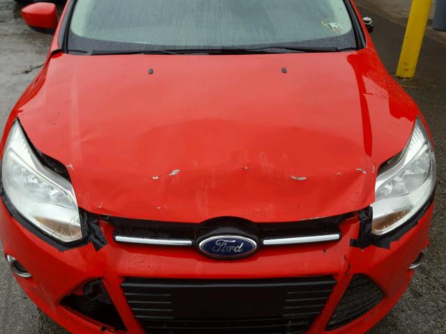 1FAHP3K2XCL230586 - 2012 FORD FOCUS SE RED photo 7