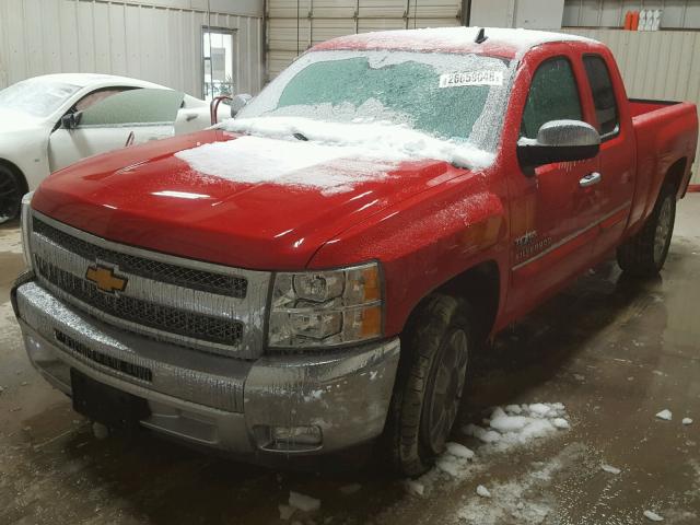 1GCRCSE01DZ377411 - 2013 CHEVROLET SILVERADO RED photo 2