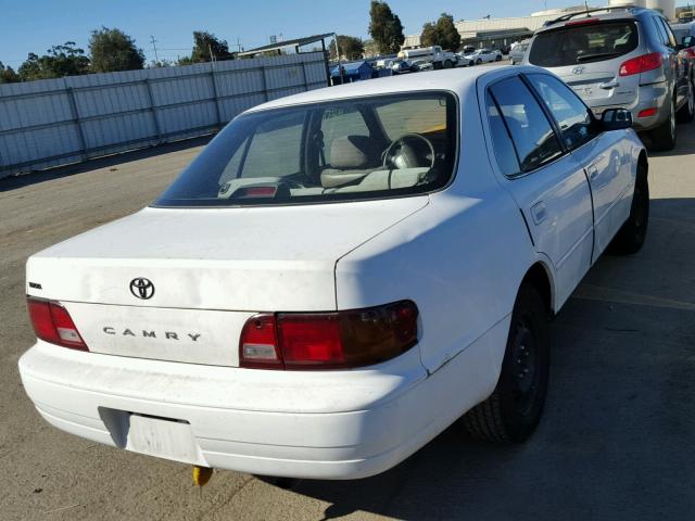 4T1BG12K6TU795413 - 1996 TOYOTA CAMRY DX WHITE photo 4