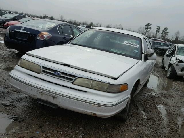 2FALP71W7VX212350 - 1997 FORD CROWN VICT WHITE photo 2