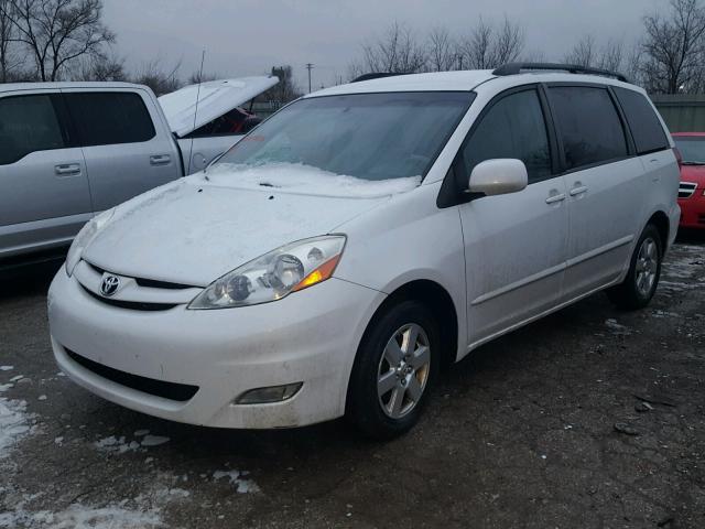 5TDZK22C08S146170 - 2008 TOYOTA SIENNA XLE WHITE photo 2