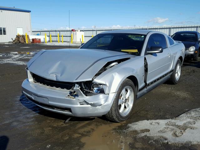 1ZVFT80N975279289 - 2007 FORD MUSTANG SILVER photo 2