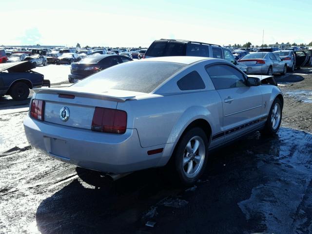 1ZVFT80N975279289 - 2007 FORD MUSTANG SILVER photo 4