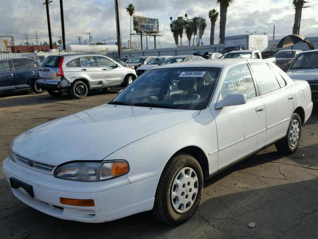 4T1BG12K5TU768462 - 1996 TOYOTA CAMRY DX WHITE photo 2